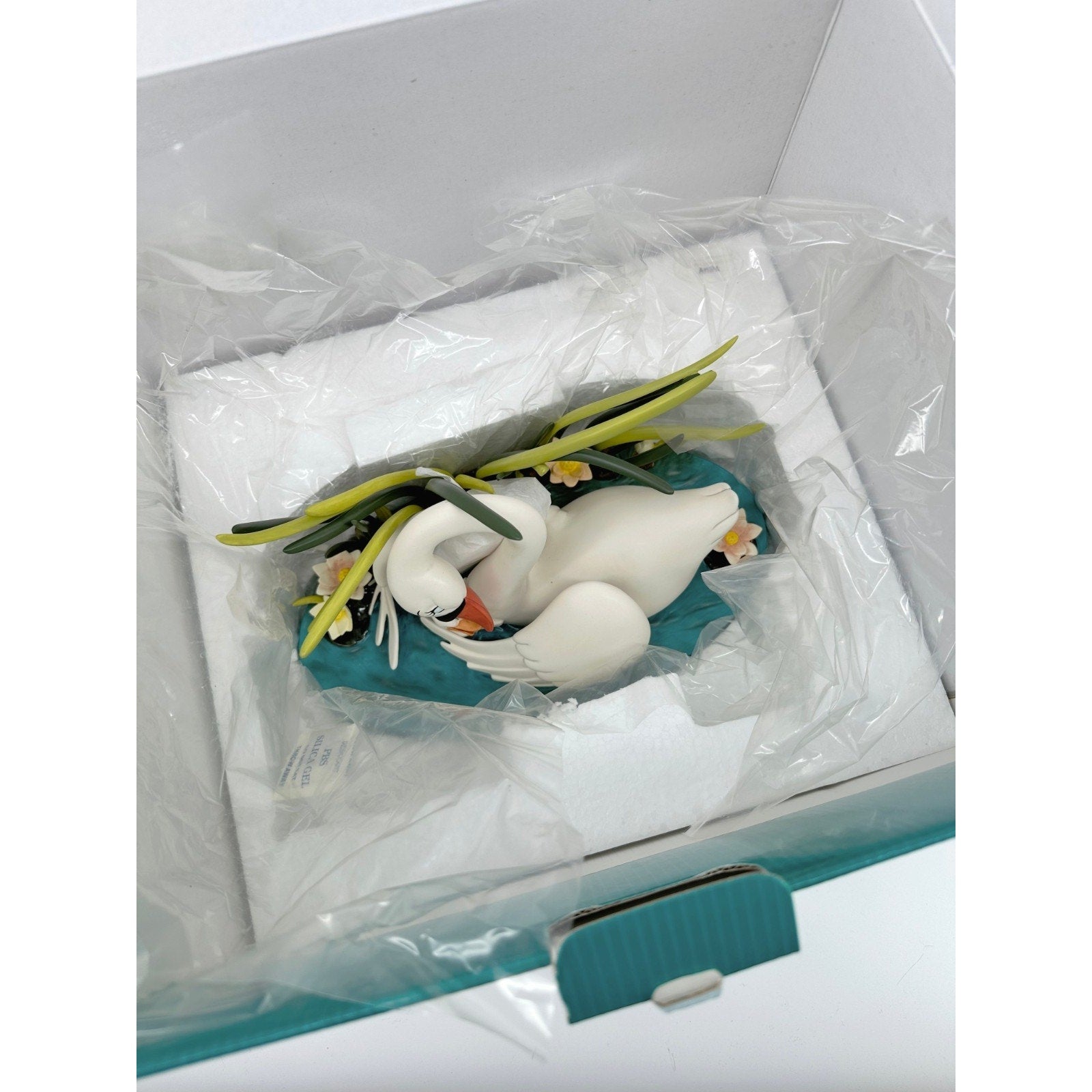 Walt Disney Classics A Loving Embrace The Ugly Duckling Figure