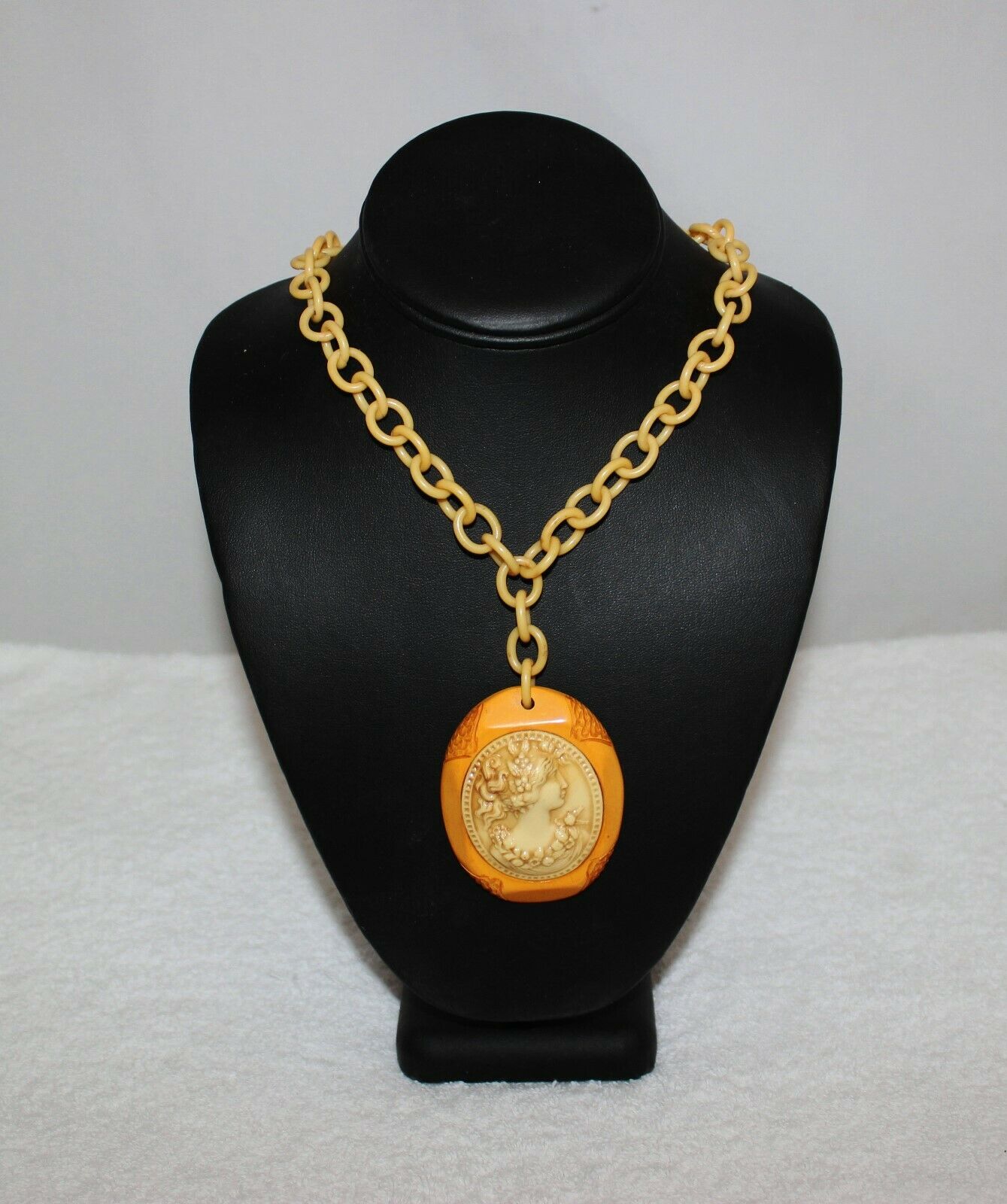Bakelite Chain Link Necklace Cameo Pendant