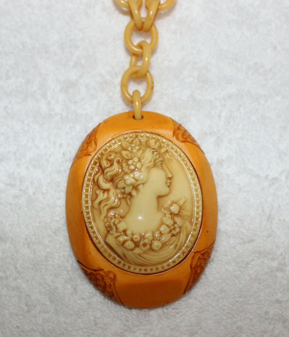 Bakelite Chain Link Necklace Cameo Pendant